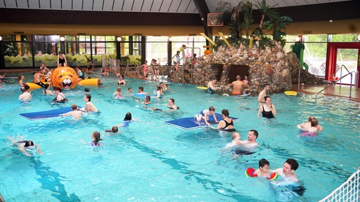 Der Innenbereich des Vitus-Bades in Everswinkel, in dem während der Osterferien viele Menschen im Wasser baden und spielen. 