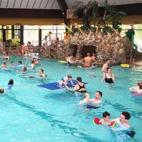 Der Innenbereich des Vitus-Bades in Everswinkel, in dem während der Osterferien viele Menschen im Wasser baden und spielen. 