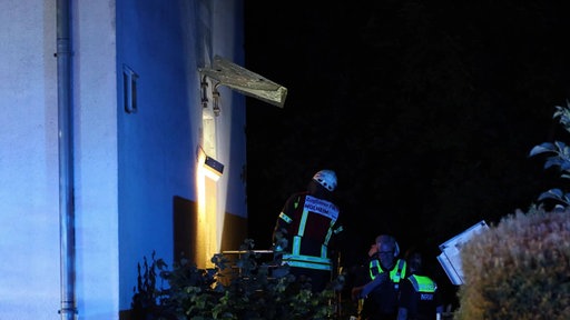 Nach Explosion: Feuerwehr an Mehrfamilienhaus in Mülheim an der Ruhr