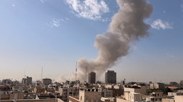 Rauch steigt nach einer Eplosion in Teheran in die Luft