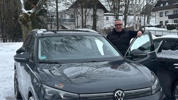 Falko Bauerdick neben einem Volkswagen