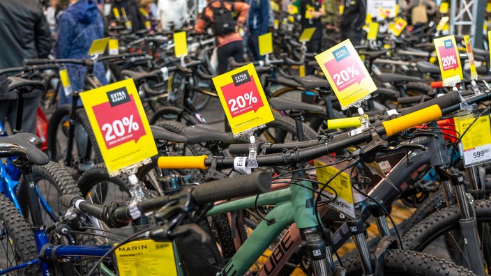 Eine Reihe von Fahrrädern im Sonderangebot