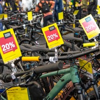 Eine Reihe von Fahrrädern im Sonderangebot