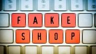 "Fake Shop" Schriftzug auf einer Computertastatur