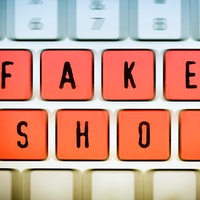 "Fake Shop" Schriftzug auf einer Computertastatur