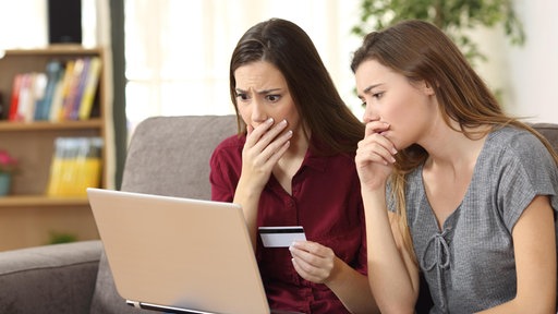 Zwei Frauen die auf einen Fakeshop reinfallen