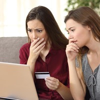 Zwei Frauen die auf einen Fakeshop reinfallen