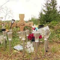 Ein Kreuz und Kerzen in Gedenken an Luise.