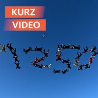 Fallschirmspringer bilden mit ihren Körpern die Zahl 1250