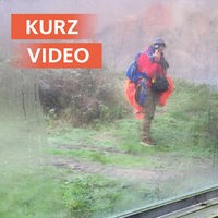 Fallschirmspringer landet im Affengehege