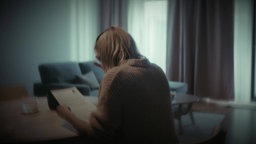 Steffi hält die Kündigung ihrer Krankenversicherung in der Hand