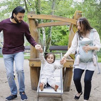 Eltern spielen mit ihren Kindern auf einem Spielplatz