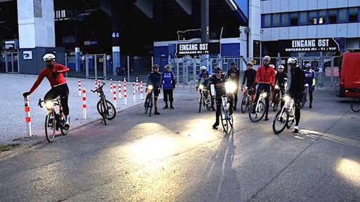 Das Bild zeigt eine Gruppe von Fahrradfahrern.
