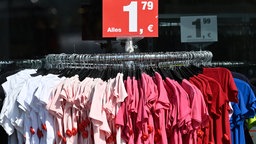 Ein Kleiderständer mit T-Shirts