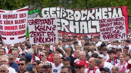 Fans des 1. FC Köln mit Fahnen und Bannern