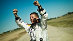 Felix Baumgartner jubelt nach seiner Landung aus der Stratosphäre.