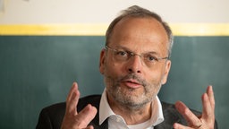 Felix Klein, Antisemitismusbeauftragter der Bundesregierung, spricht während eines gemeinsamen Besuchs mit dem Bezirksbürgermeister Hikel im Cafe «Bajszel» in Berlin-Neukölln