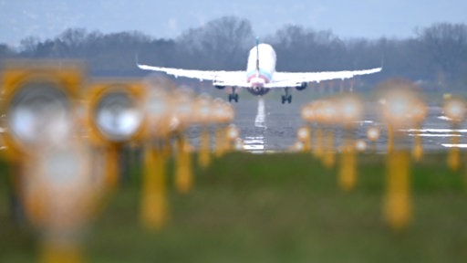 Ein Flugzeug startet am Flughafen Köln/Bonn.