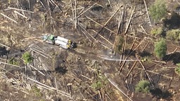 Luftaufnahme eines Spezialfahrzeugs zur Brandbekämpfung am Möhnesee