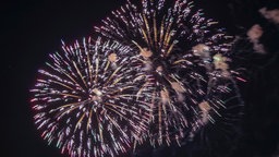 Ein Feuerwerkskörper explodiert am Himmel