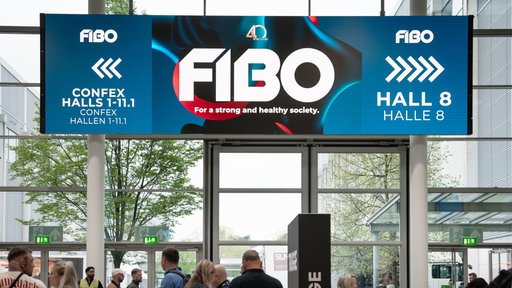 Auf einem Bildschirm am Halleneingang prangt das Logo der Fibo
