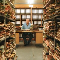 Sachbearbeiter bei Aktensuche im Archiv