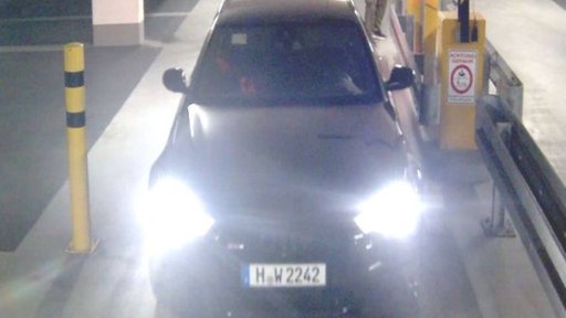 Kennzeichen von Fluchtauto gefunden: Heiße Spur nach Sparkasseneinbruch