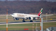 Flugzeug der Fluglinie Emirates am Flughafen in Düsseldorf