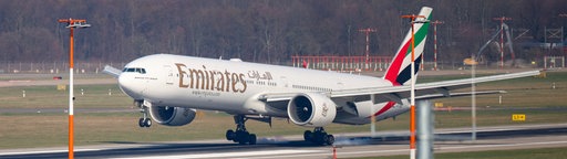 Flugzeug der Fluglinie Emirates am Flughafen in Düsseldorf
