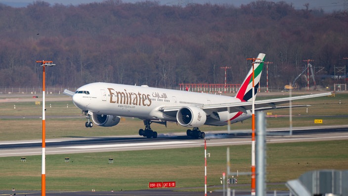 Flugzeug der Fluglinie Emirates am Flughafen in Düsseldorf