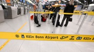 Passagiere checken am Flughafen Köln/Bonn ein.