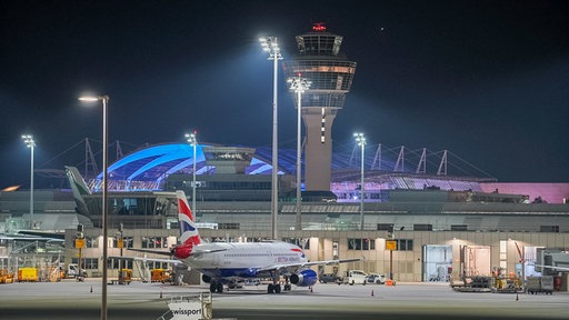 Ein Flugzeug der Airline British Airways steht nach möglichen Drohnensichtungen am Flughafen München.