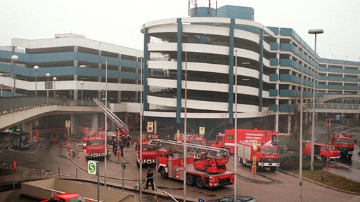 Viele Feuerwehrfahrzeuge stehen am 11.04.1996 vor den Gebäuden des Düsseldorfer Flughafens. 