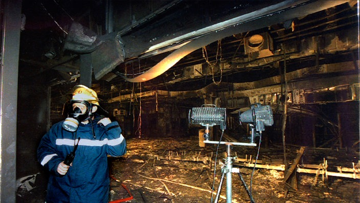 Durch Schweißarbeiten im Flughafen Düsseldorf ist am 11.04.1996 Feuer ausgebrochen.
