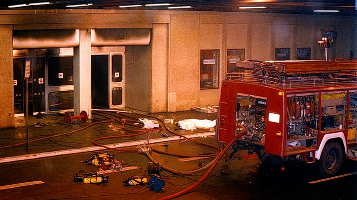 Feuerwehrfahrzeuge stehen am 11.04.1996 auf dem Gelände des Düsseldorfer Flughafens
