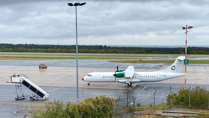 Ein Flugzeug des Typs ATR 72 im Auftrag der Airline Skyhub PAD steht am 01.09.2025 am Flughafen Paderborn/Lippstadt. 