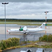Ein Flugzeug des Typs ATR 72 im Auftrag der Airline Skyhub PAD steht am 01.09.2025 am Flughafen Paderborn/Lippstadt. 