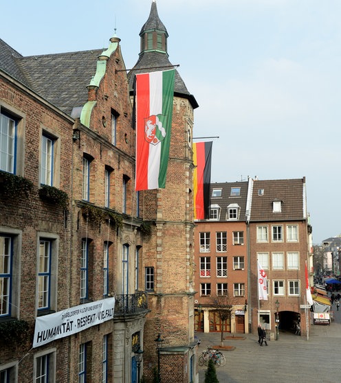 NRW-Flagge auf Halbmast am Düsseldorfer Rathaus
