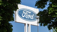 Ford-Logo im Kölner Fordwerk Niehl