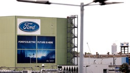 Das Logo des Automobilherstellers Ford zu sehen auf dem Werksgelaende in Köln.