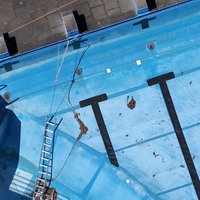 Ein marodes geschlossenes Freibad