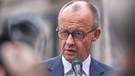 Friedrich Merz gibt ein Statement am Mikrofon, bei dem er den Gipfel als Erfolg bezeichnet. 
