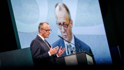 Bundeskanzler Friedrich Merz (CDU) spricht auf einer Bühne