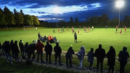 Amateur-Fußballspiel bei Flutlicht