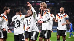 Die Spieler der deutschen Nationalmannschaft gratulieren sich gegenseitig beim Spiel gegen die Slowakei