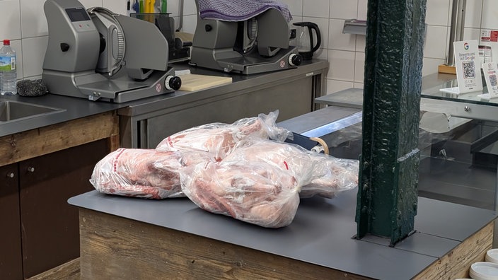 Vier große Gänse gerupft und in Tüten gepackt