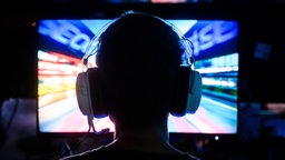 EIn Gamer sitzt vor seinem Computer