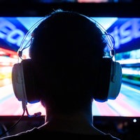 EIn Gamer sitzt vor seinem Computer