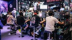 Besucher der Gamescom 2025 in Köln spielen Videospiele 