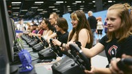 Besucher der Gamescom testen Videospiel-Lenkräder 